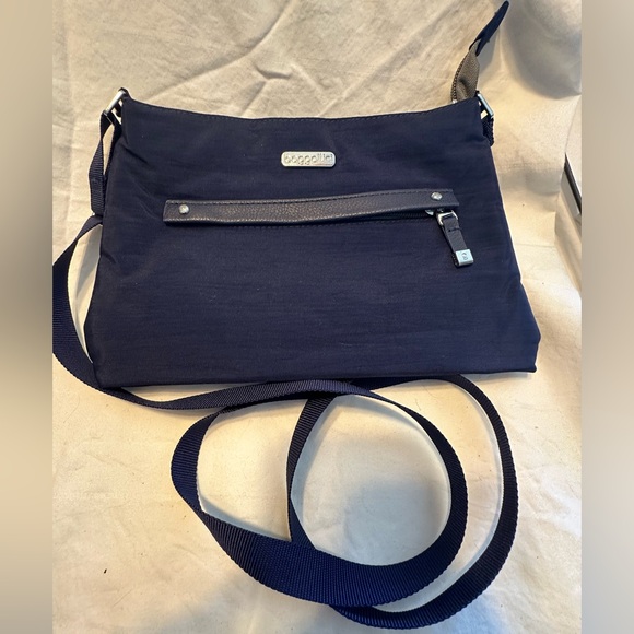 Baggallini‎ black cross body - Picture 1 of 4